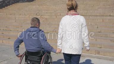 坐轮椅和女朋友去公园散步